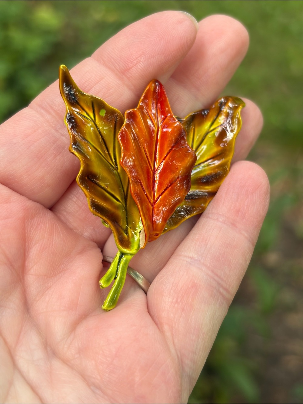 Vintage Art Deco Style Yellow Gold Tone Leaf Design Enameled Pin Brooch Jewelry